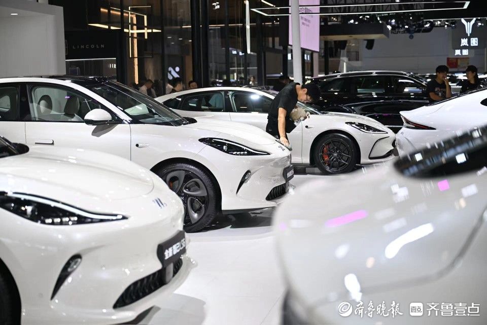 智己展台统一色系，诠释科技与艺术的完美结合