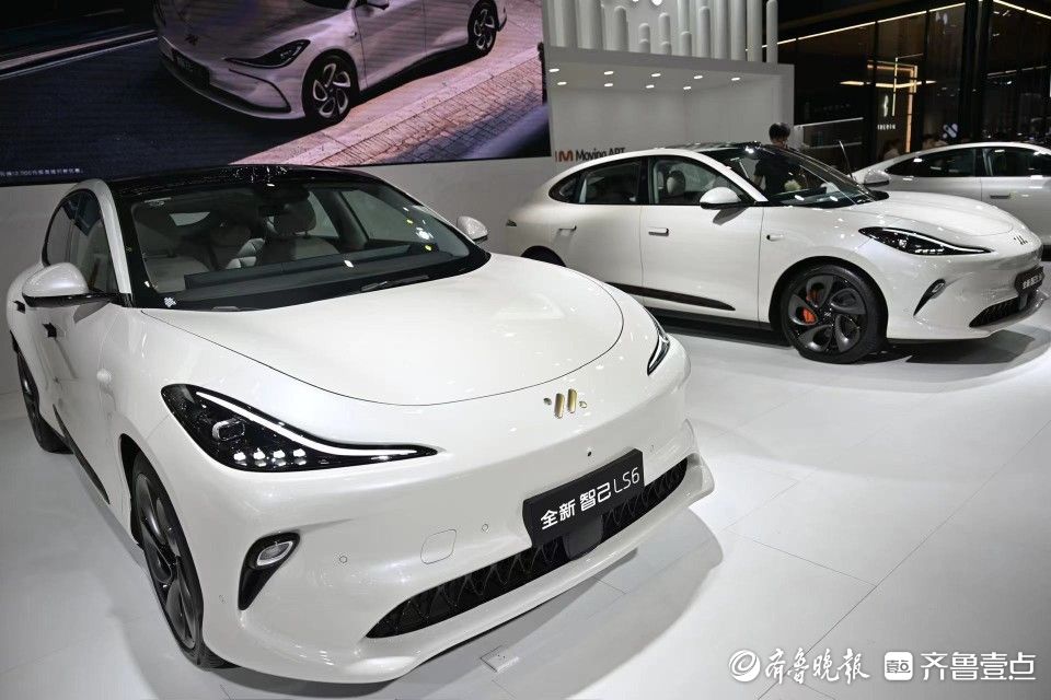 智己展台统一色系，诠释科技与艺术的完美结合