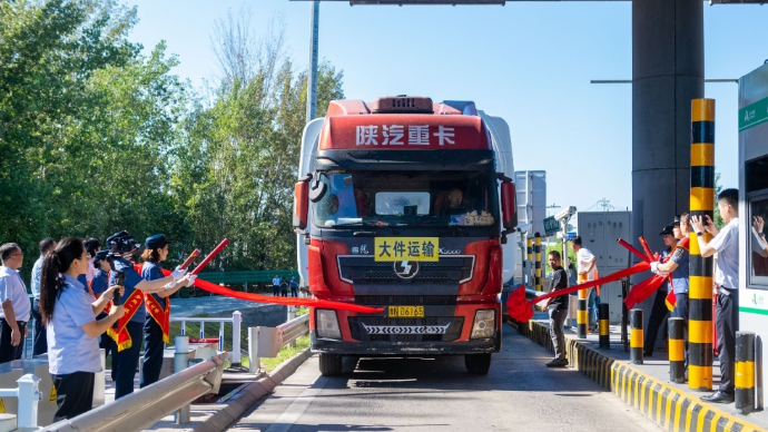 滨德高速德州东收费站超宽车道再升级，大件运输车顺利通行！