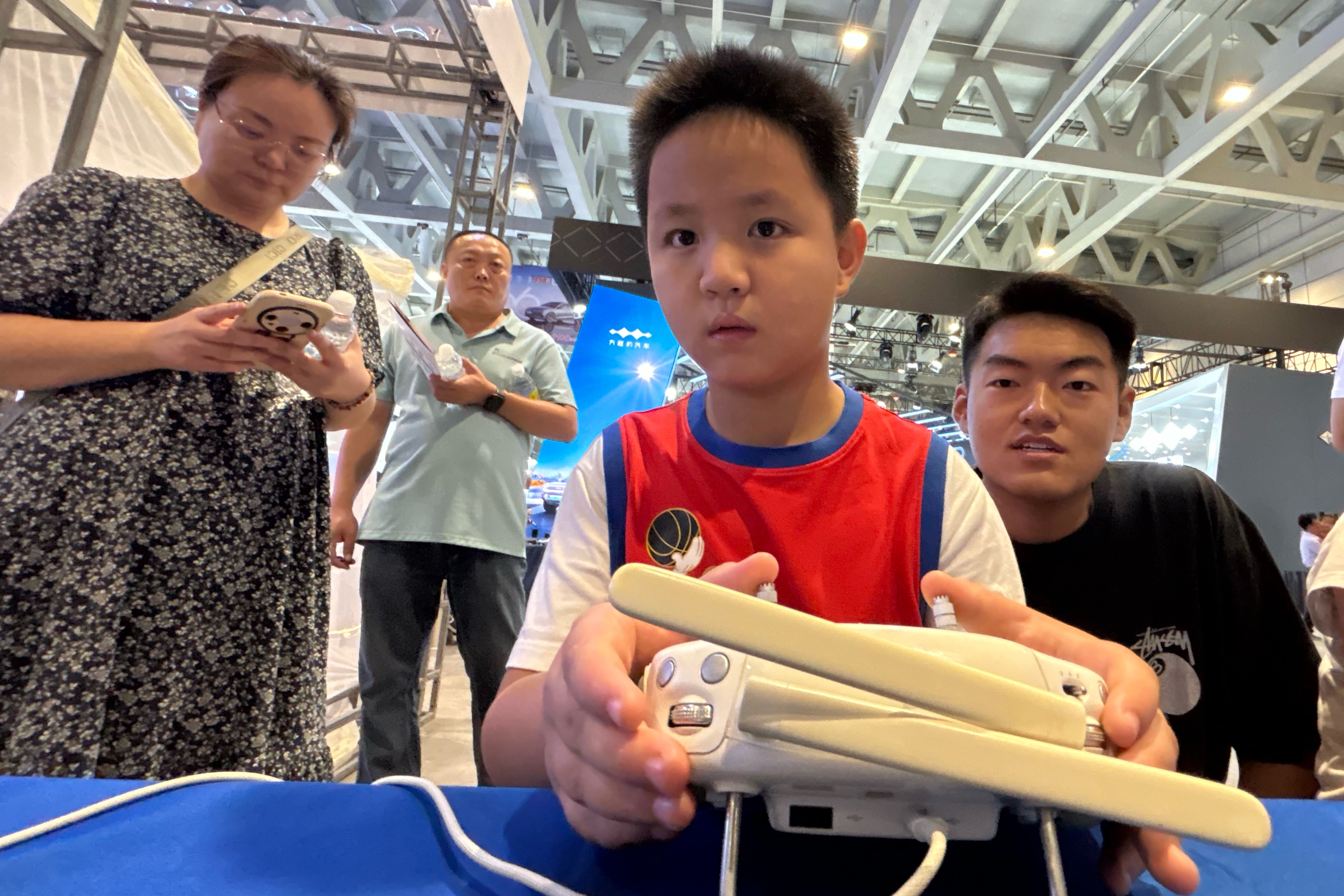 无人机穿越挑战热门无人机体验，想飞就来齐鲁影像器材嘉年华