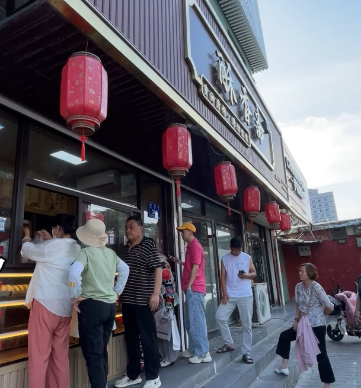 果然视频|潍坊“重油月饼”热销，市民排队抢购显传统节日热情