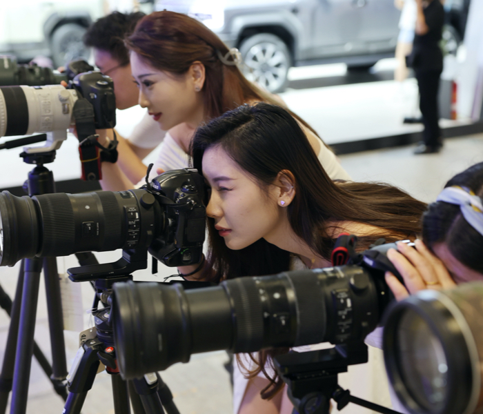 9月5日-9日，2024齐鲁（秋季）影像器材嘉年华在山东国际会展中心举办，广大影友在参观第50届齐鲁国际车展的同时，度过了属于自己的嘉年华。在本届影像器材嘉年华展区，不但有长枪短炮、最新微单、照片打印机等全系影像器材，还有各种最新直播设备，更可以体验影棚拍摄模特、现场照片打印，活动多多，体验感满满！