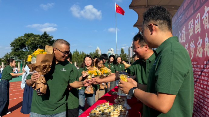 果然视频|全体教师亮相红毯！青岛实验初中举行教师节庆祝活动