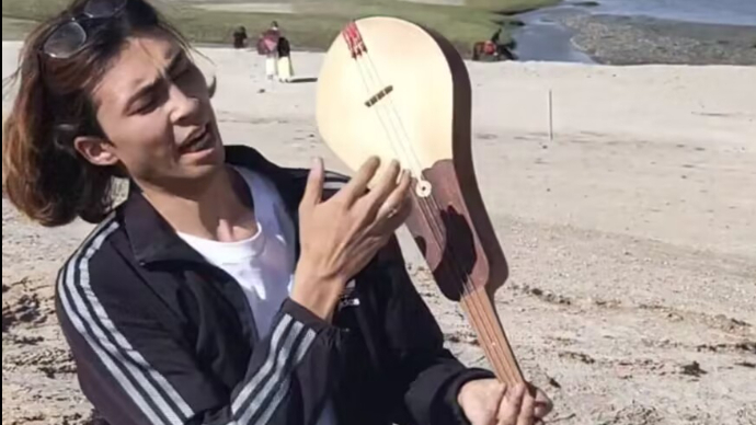 帅哥演奏的“库姆孜”，有没有轻摇滚般的炸裂？