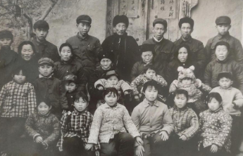  老照片里的新中国|土房子、花棉袄……40年前的全家福长这样