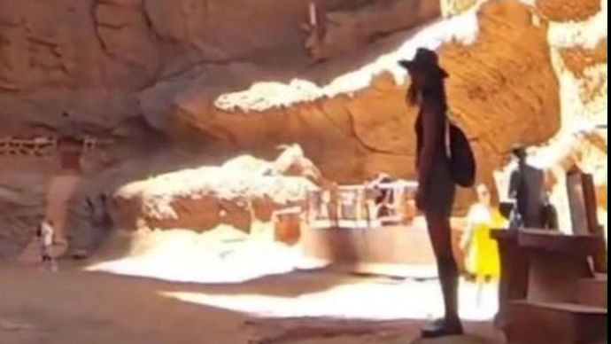 180度！一镜到底欣赏天山神秘大峡谷