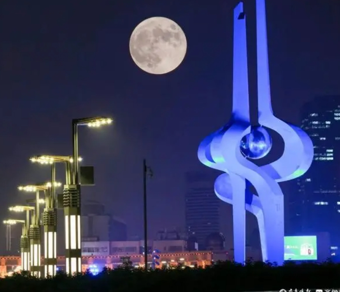 但愿人长久，千里共婵娟。月圆人团圆，中秋不仅是一个节日，更是我们心灵深处那份对家人的眷恋与思念。这个中秋假日，我们的衣食住行有哪些变化？齐鲁晚报·齐鲁壹点特别推出2024中秋专题策划——月圆中秋，与您一起见证。