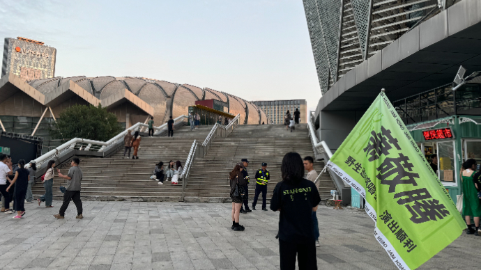 直播济南｜“雨神”萧敬腾演唱会即将开唱，跟随记者直击场外