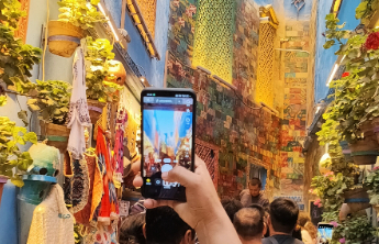 漫步彩虹巷，走进色彩斑斓的西域风情画卷