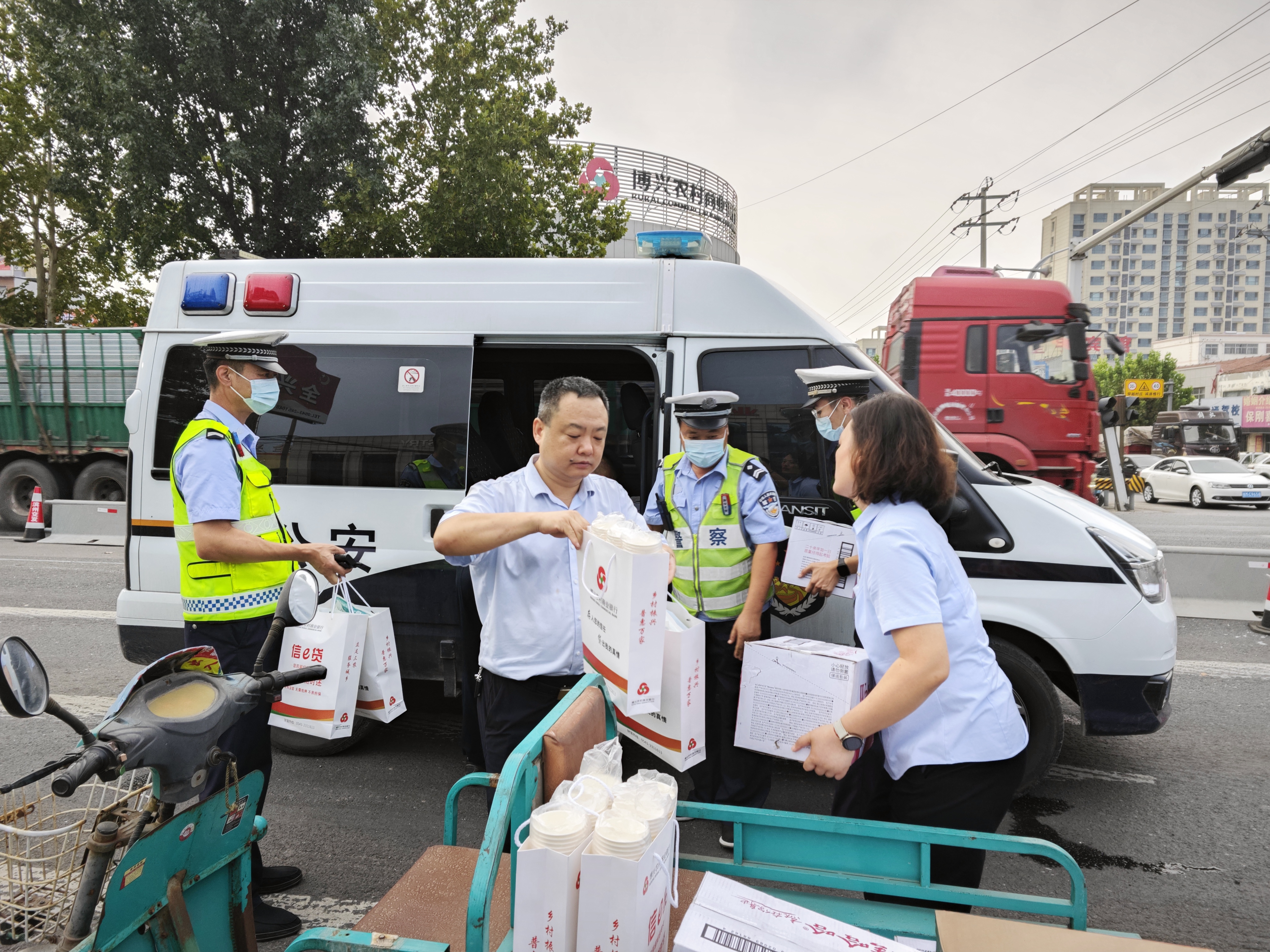 情暖中秋 慰问暖警心—博兴农商银行店子支行党支部开展慰问活动