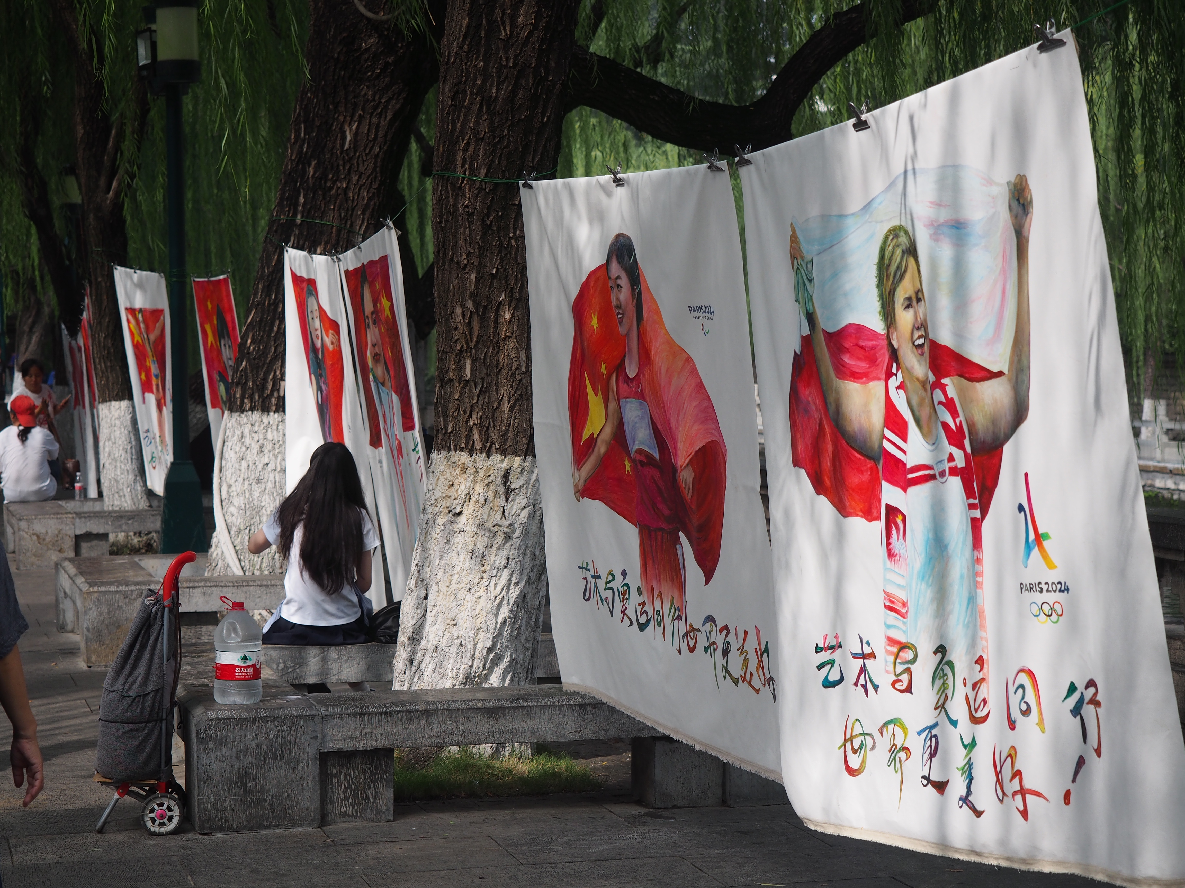 农民画家在济南护城河举行画展，奥运健儿油画形神兼备