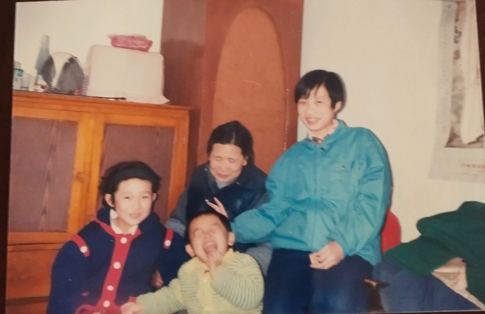 老照片里的新中国|从黑白电视到智能彩电：定格四十年前的笑容