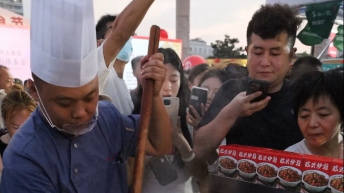 果然视频丨太拉馋！首届临沂炒鸡美食节开幕，现炒炒鸡出锅即抢光