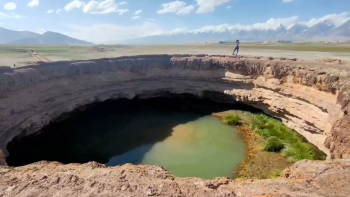 “帕米尔之眼”木吉火山口，“泉华型”火山的冰火幻境