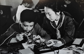 老照片里的新中国|那年少年宫是孩子们的心中圣地，免费还给补助