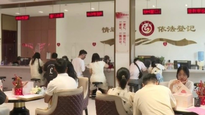 直播济南｜国庆延续甜蜜，跟随记者体验“红本本”办理过程