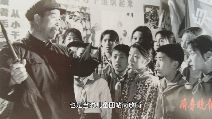 老照片里的新中国|1975年，孩子们在儿童团旗下听红军讲故事