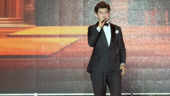 日照一中建校100周年文艺汇演，李梓豪演唱《快给大忙人让路》