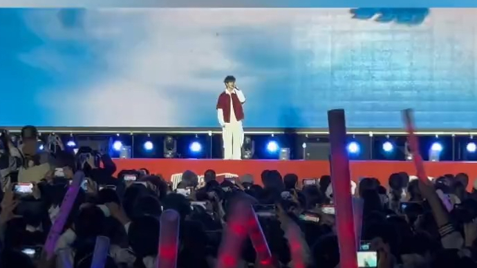 日照一中建校100周年文艺汇演，陈天润现场演唱《想去海边》