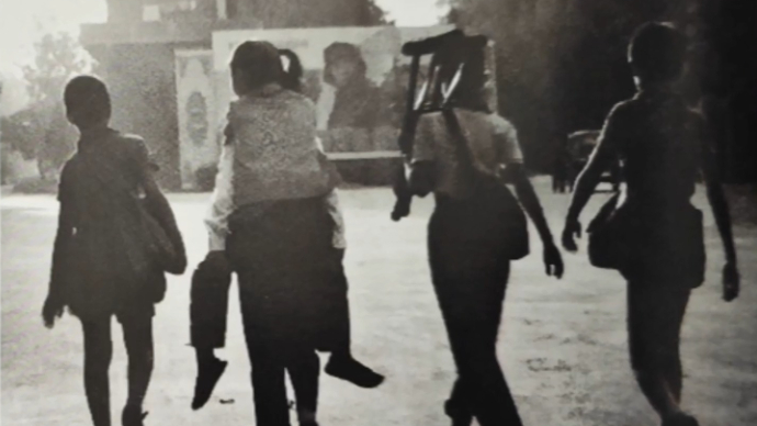 老照片里的新中国|40年多前，学雷锋的孩子们组成助残小分队