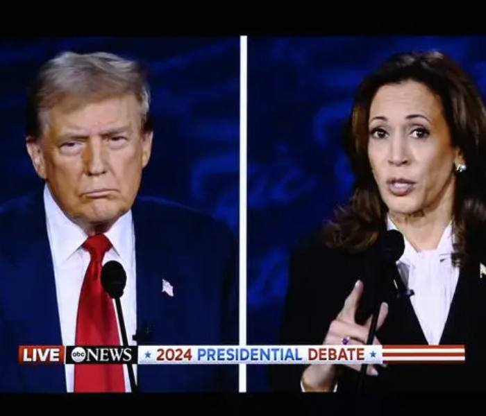 距11月5日美国总统选举投票日已不足一个月，民主党总统候选人哈里斯和共和党总统候选人特朗普的民调支持率极其接近，两党相互攻击挖脚，选战进入“最后的疯狂”。