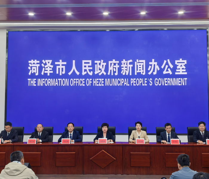 10月11日，菏泽市“推动高质量发展”系列主题新闻发布会（巨野专场）召开。近年来，巨野县广大党员群众瞄准工作重点，高标准谋事、高效率干事、高质量成事，在新的赶考路上干出新业绩、创出新局面。