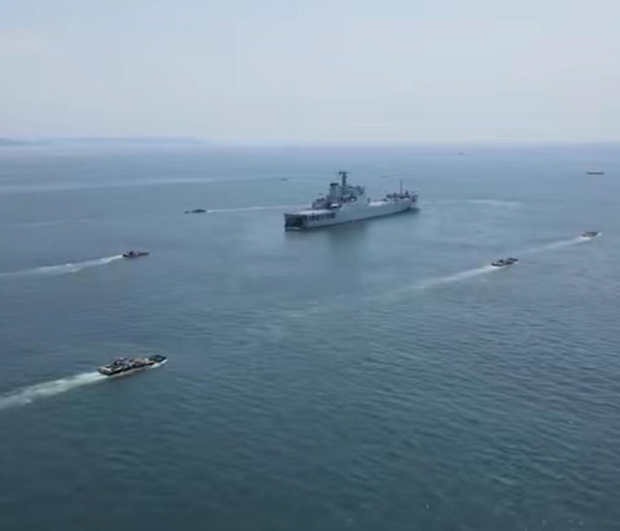 10月14日，中国人民解放军东部战区组织战区陆军、海军、空军、火箭军等兵力，位台湾海峡、台岛北部、台岛南部、台岛以东，开展“联合利剑-2024B”演习，舰机多向抵近台岛，诸军兵种联合突击，重点演练海空战备警巡、要港要域封控、对海对陆打击、夺取综合制权等科目，检验战区部队联合作战实战能力。这是对“台独”分裂势力谋“独”行径的强力震慑，是捍卫国家主权、维护国家统一的正当必要行动。 