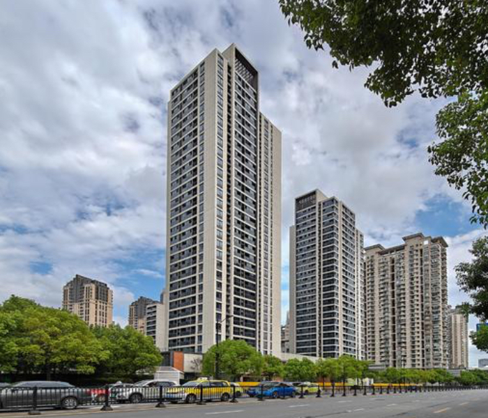 国务院新闻办公室今日上午10时举行新闻发布会，住房城乡建设部部长倪虹和财政部、自然资源部、中国人民银行、国家金融监督管理总局负责人介绍促进房地产市场平稳健康发展有关情况，并答记者问。