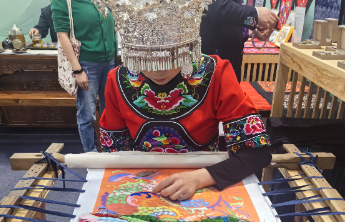 “绣”色可餐！非遗博览会上苗绣技艺吸引众多市民