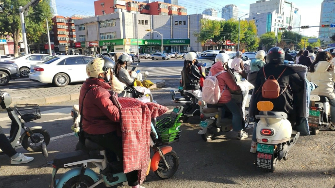 天气情报站|冷嗖嗖滴！济南雨后温度下降，路上行人有的穿起棉衣