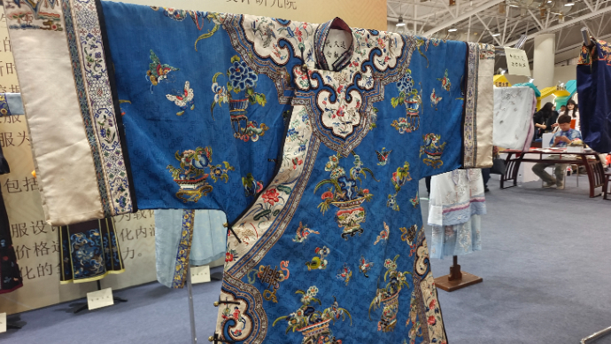 果然视频|曹县汉服亮相非遗博览会，不只有马面裙还有清代绣服