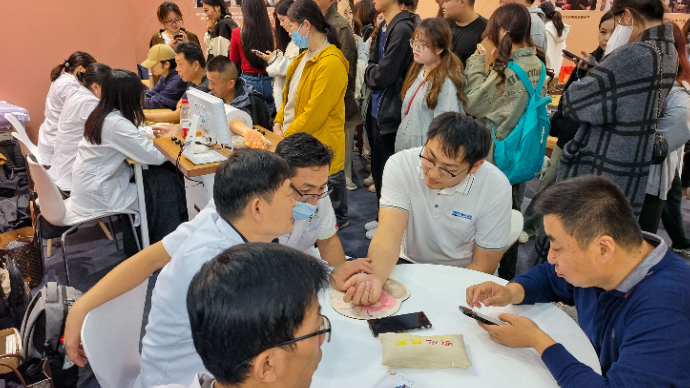 果然视频|《扁鹊脉学诊法》非遗博览会亮相，观众排队免费诊疗 