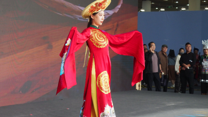 果然视频|非遗博览会上的模特走秀，民族服装的韵味美丽又大方 