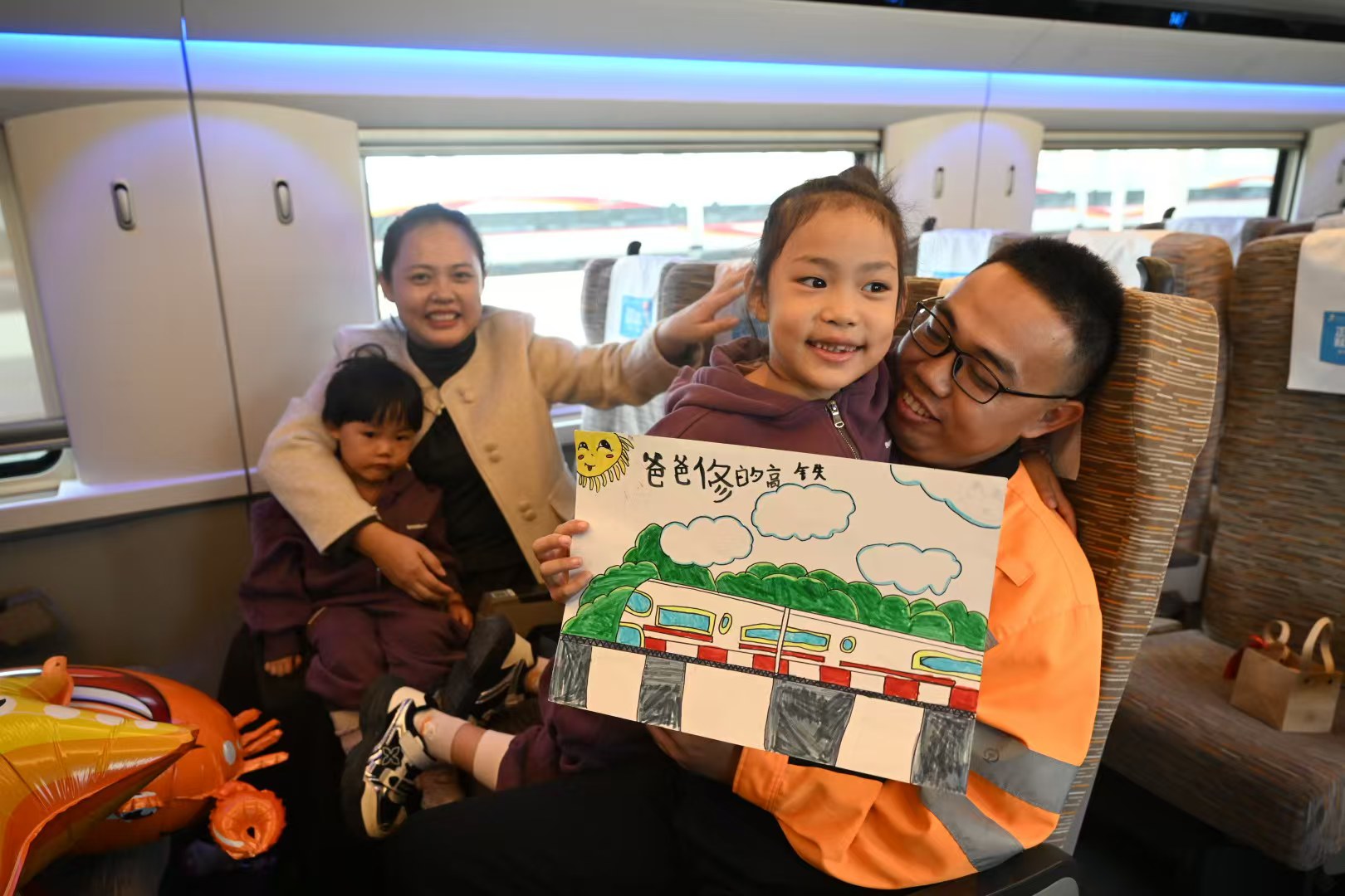 潍烟高铁开通，建设者带全家乘车体验