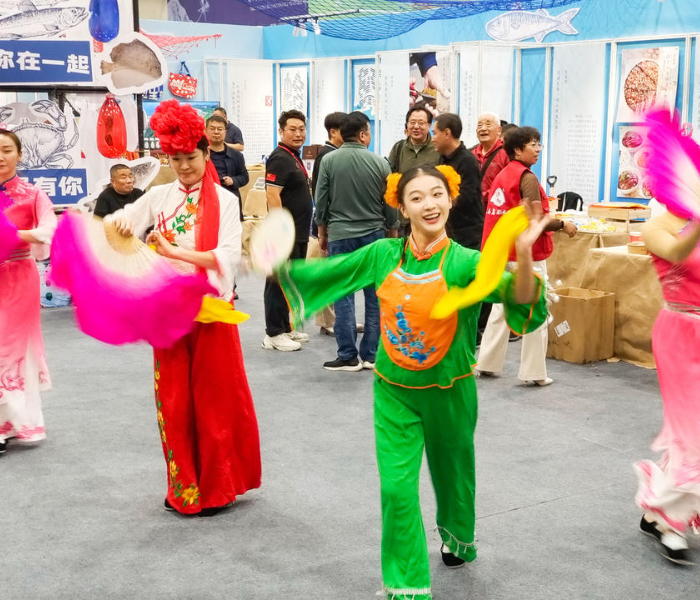 第八届中国非物质文化遗产博览会10月17日—21日在山东济南举行。本届博览会邀请211项非遗代表性项目、100余位非遗代表性传承人参展，全面展现我国批准《保护非物质文化遗产公约》20年来的非遗保护成果。
本届博览会以“保护传承 守正创新”为主题，突出“人民的非遗 文化的瑰宝”“融入现代生活 创造美好未来”等理念，主题展以“非遗·非常美”为思路，设置“美在生态更生动”“美在匠心更创新”“美在乡村好光景”“美在交流与互鉴”“美在创意与共享”等板块。