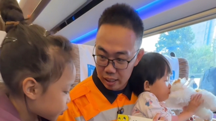 果然视频｜带着“爸爸修的高铁”画，女儿坐上爸爸修的高铁