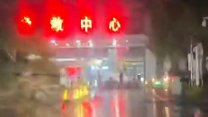 枣庄市中交警雨夜接救助 病人清况危急 警车开道一路护送