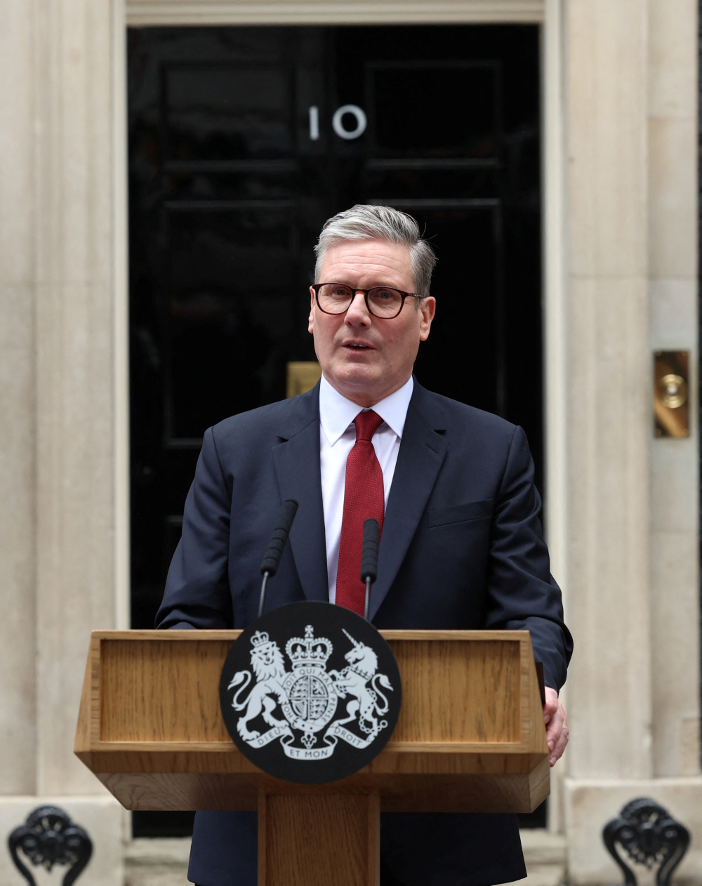 特朗普指责英国工党"干涉大选",斯塔默出面"灭火"