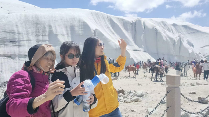 白雪皑皑圣洁光芒闪耀，吸引无数探险者前往