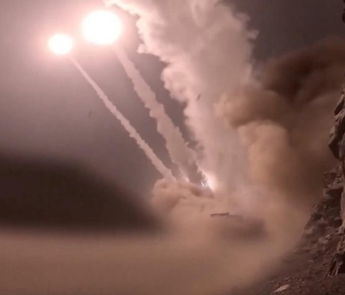 以色列国防军发言人阿维凯·阿德拉伊当地时间26日凌晨发表声明称，以军正在对伊朗军事目标实施精确打击，以回应伊朗近期对以色列的袭击。