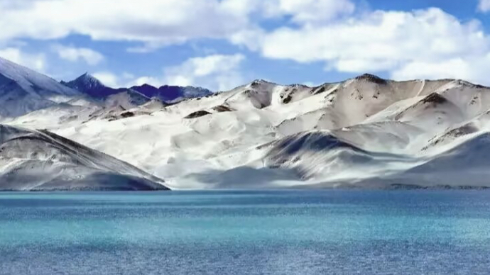 新疆阿克陶白沙湖，响沙山与流沙河的神秘光环