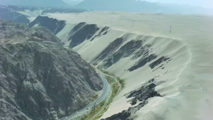 大自然神来之笔！吐和高速新疆甘沟段，“魔鬼路段”宛若水墨画
