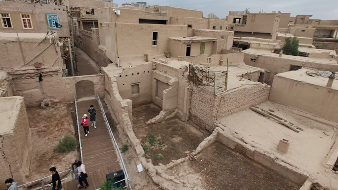 独具特色的高台民居，房连房楼连楼