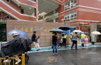 热闻|台风“康妮”今日或在浙江登陆，多地景区闭园、高校实施线上教学，“上海暴雨”冲上热搜！