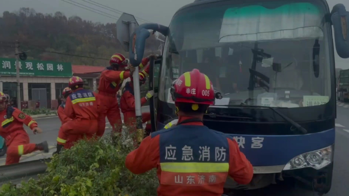 果然视频|客车撞上护栏，消防员到场救出被困十人