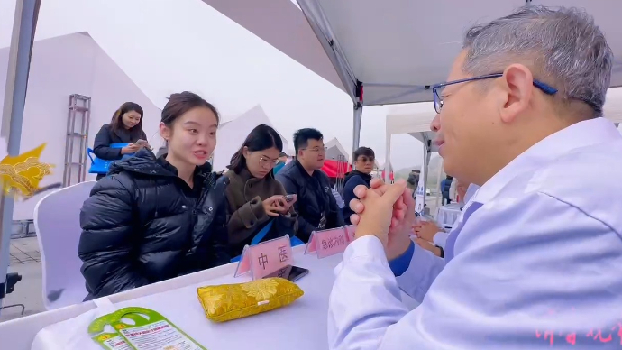 果然视频|齐鲁壹点十周年欢乐跑现场，市七院公益义诊暖心亮相