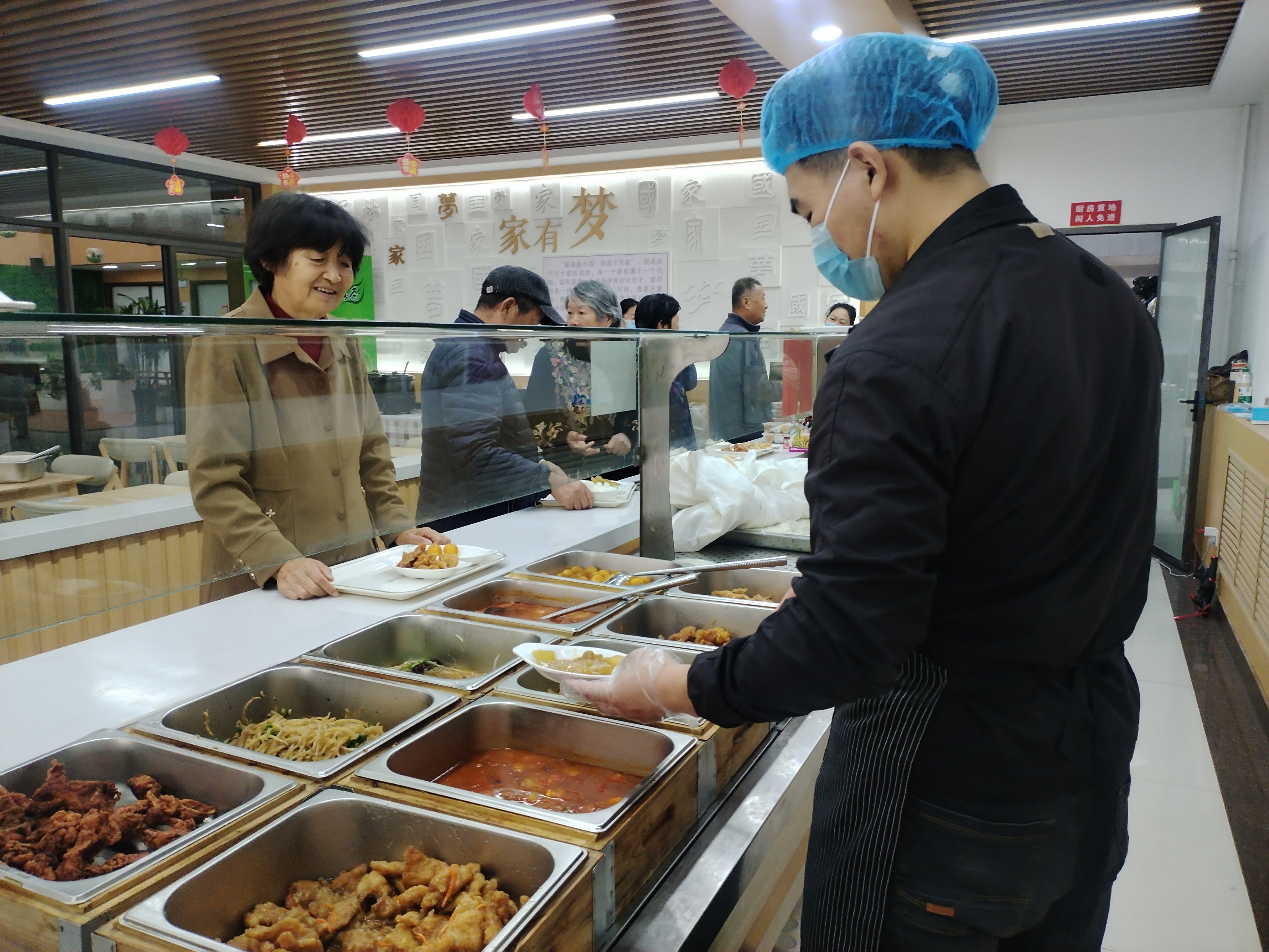 从“暖胃”到“暖心”，幸福餐厅托起老人幸福百味