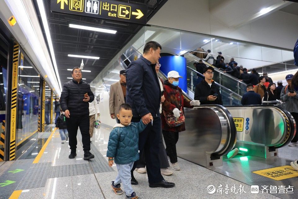 手机拍不停，济南地铁3号线机场南站迎来首批乘客
