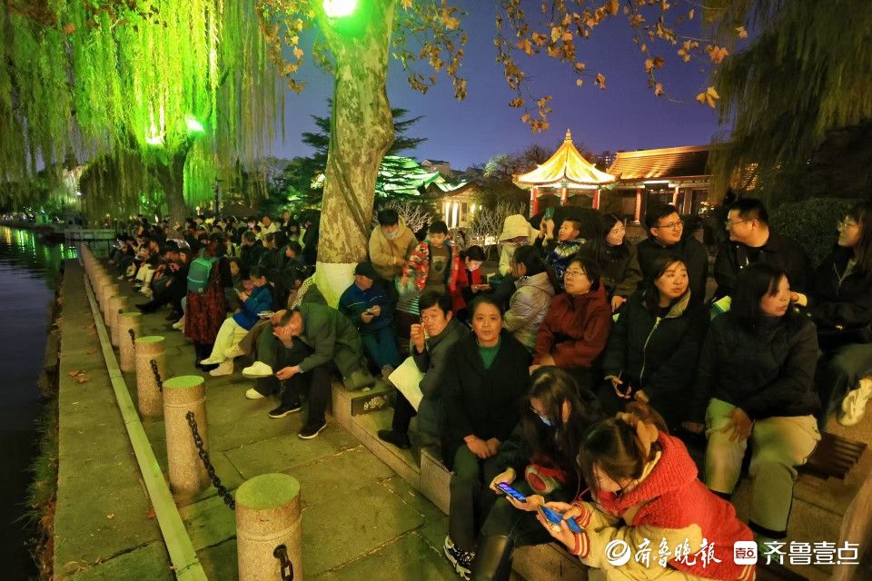 800架无人机从大明湖腾空而起，庆祝齐鲁壹点十周岁生日