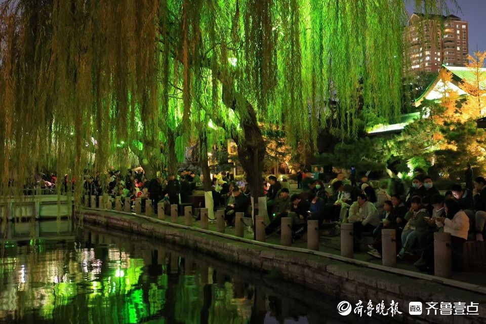 800架无人机从大明湖腾空而起，庆祝齐鲁壹点十周岁生日